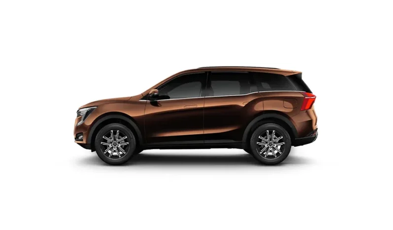 
								Mahindra XUV700 full									