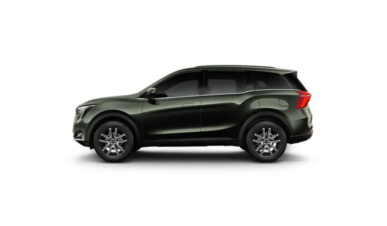
								Mahindra XUV700 full									
